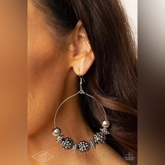 ❤️🔥5/$25❤️🔥 I Can Take a Compliment Silver Earrings - Picture 3 of 4